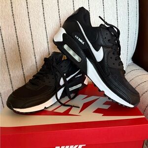 🔥 Nike Air Max 90 Women’s Black and white Sneakers NWT